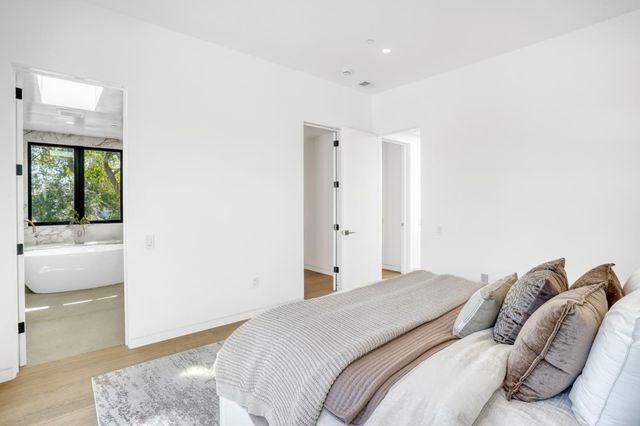 957 Clara Drive, Palo Alto, CA 94303