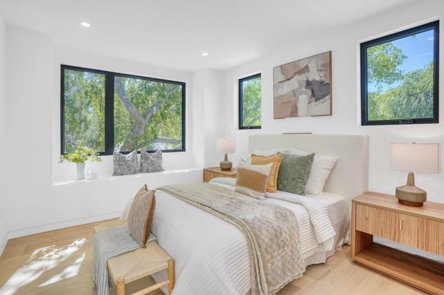 957 Clara Drive, Palo Alto, CA 94303