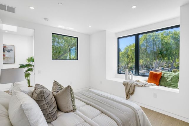 957 Clara Drive, Palo Alto, CA 94303