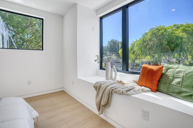 957 Clara Drive, Palo Alto, CA 94303