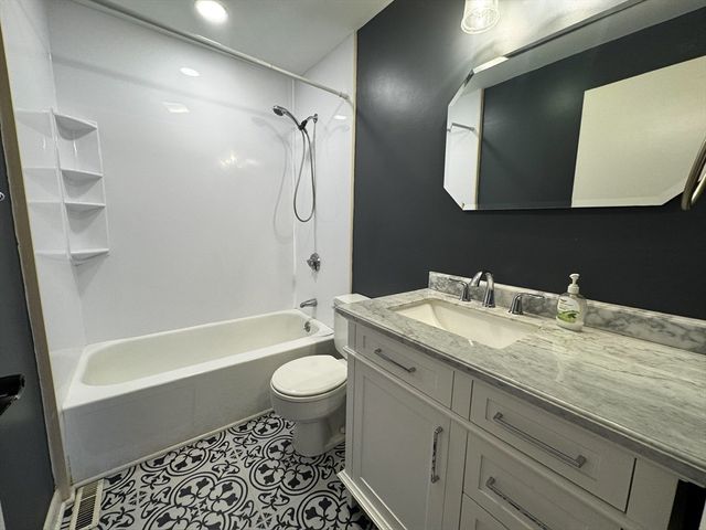 32 Autumn Ln 32, Amherst, MA 01002