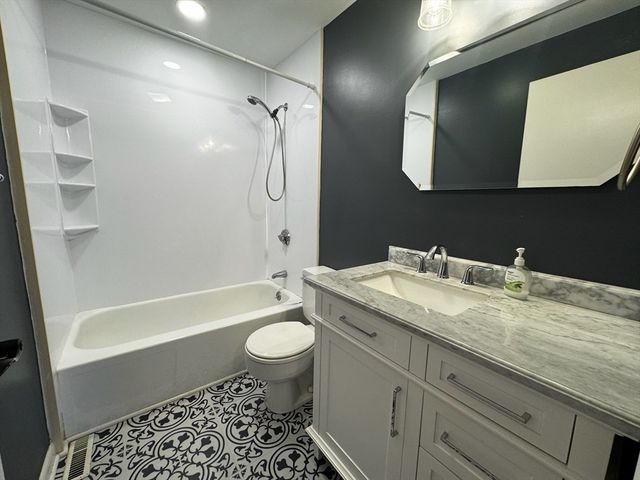 32 Autumn Ln 32, Amherst, MA 01002