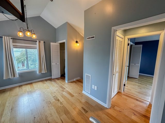 32 Autumn Ln 32, Amherst, MA 01002