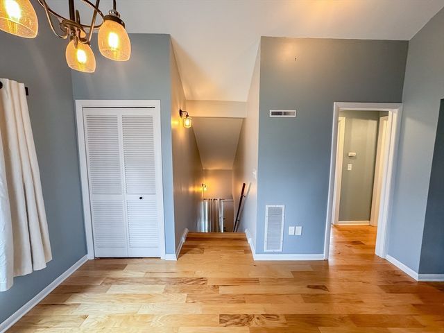 32 Autumn Ln 32, Amherst, MA 01002