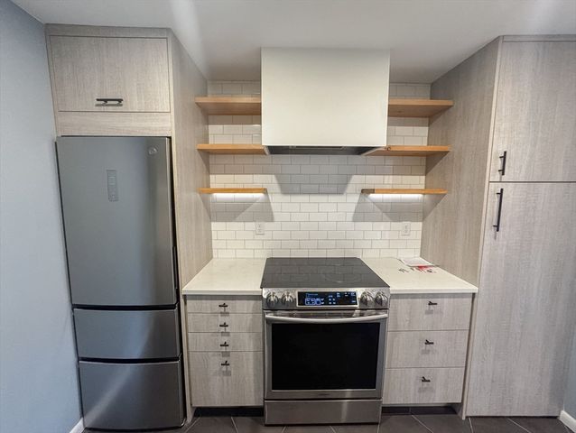 32 Autumn Ln 32, Amherst, MA 01002