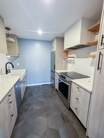 32 Autumn Ln 32, Amherst, MA 01002