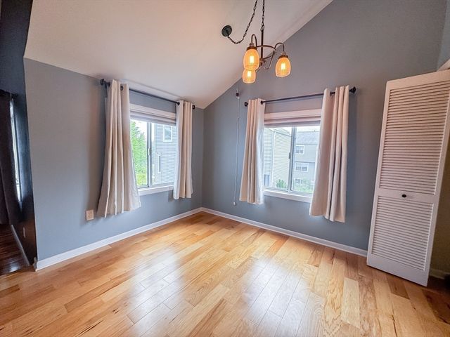 32 Autumn Ln 32, Amherst, MA 01002
