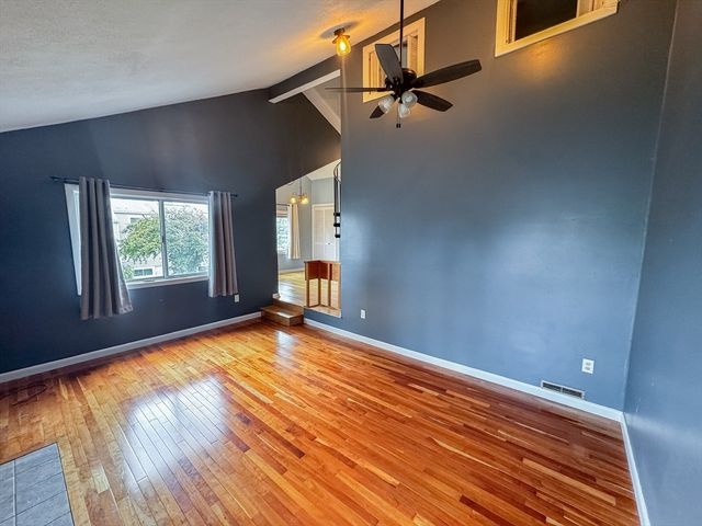 32 Autumn Ln 32, Amherst, MA 01002