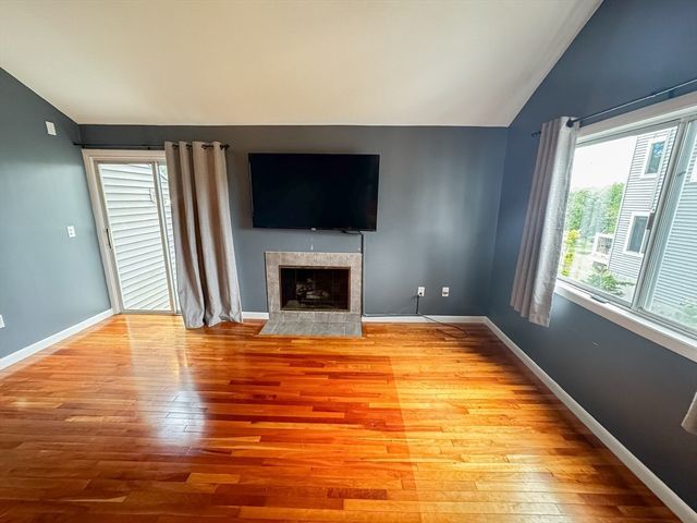 32 Autumn Ln 32, Amherst, MA 01002