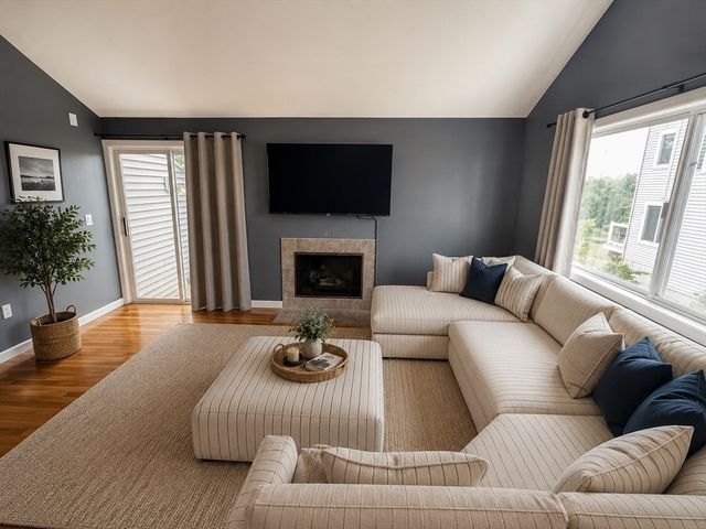 32 Autumn Ln 32, Amherst, MA 01002