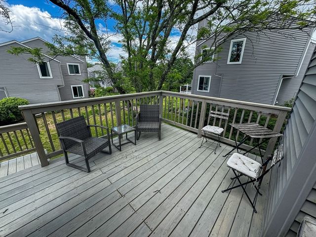 32 Autumn Ln 32, Amherst, MA 01002