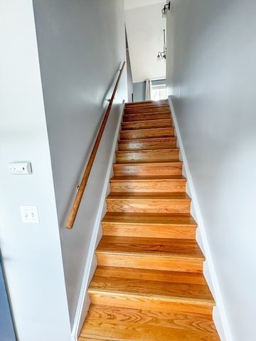 32 Autumn Ln 32, Amherst, MA 01002