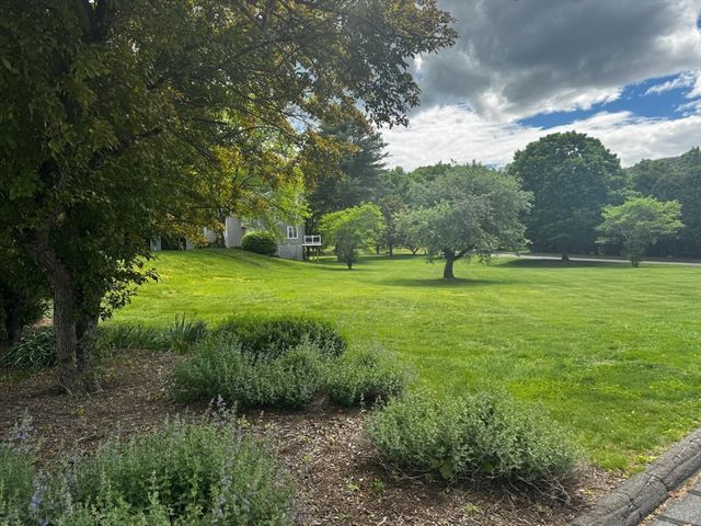 32 Autumn Ln 32, Amherst, MA 01002