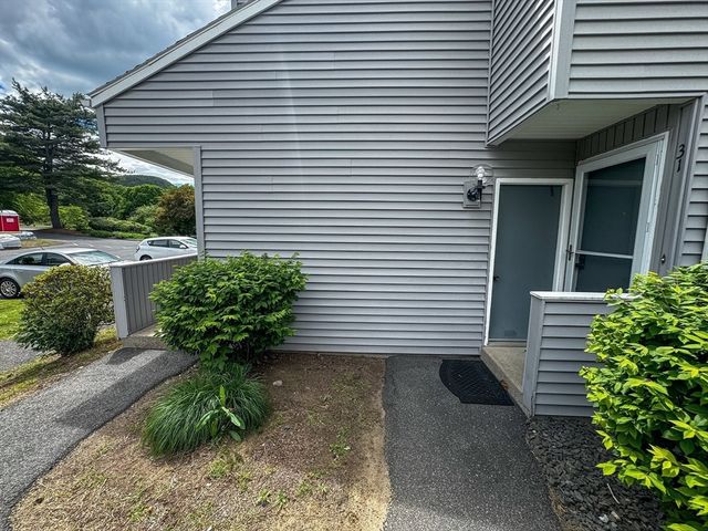 32 Autumn Ln 32, Amherst, MA 01002
