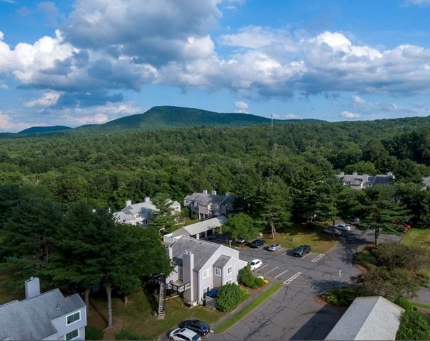 32 Autumn Ln 32, Amherst, MA 01002