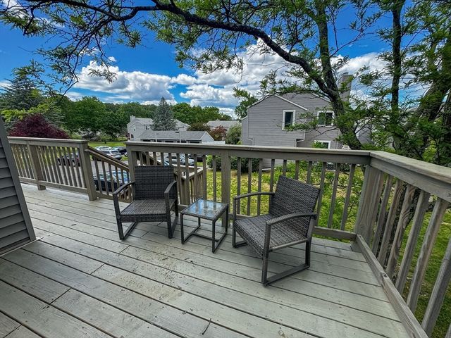 32 Autumn Ln 32, Amherst, MA 01002