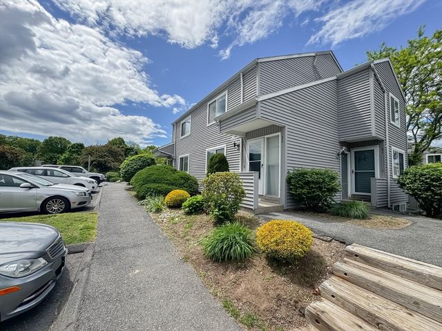 32 Autumn Ln 32, Amherst, MA 01002
