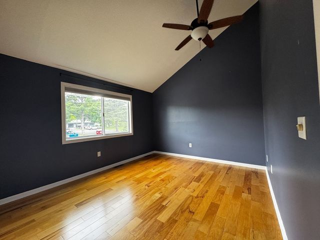 32 Autumn Ln 32, Amherst, MA 01002