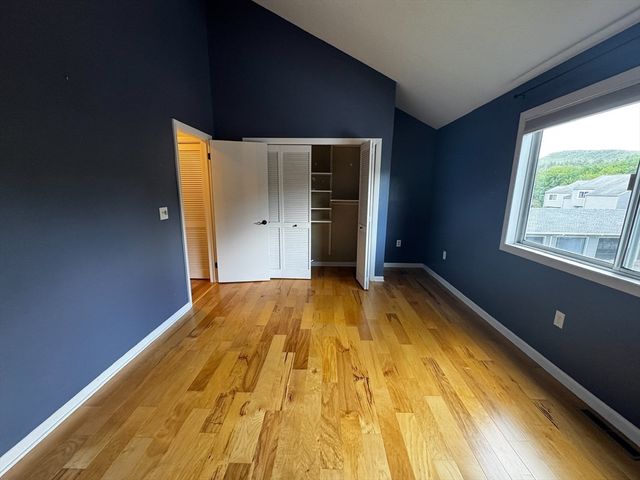 32 Autumn Ln 32, Amherst, MA 01002