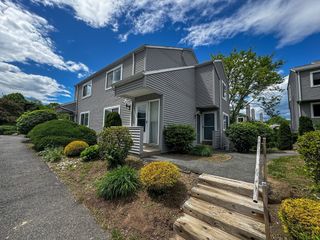 32 Autumn Ln 32, Amherst, MA 01002