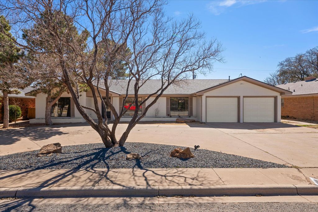 206 Sandalwood Lane, Levelland, TX 79336