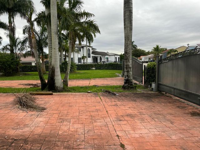 7445 N Augusta Drive, Hialeah, FL 33015