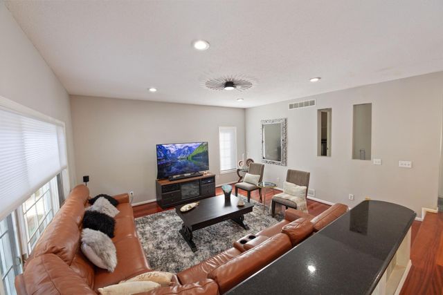 9046 Edinburgh Lane, Woodbury, MN 55125