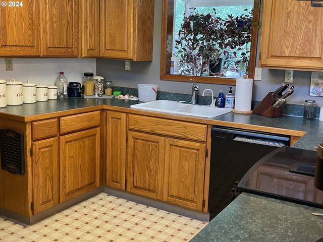 83126 SILTCOOS STATION Rd, Westlake, OR 97493