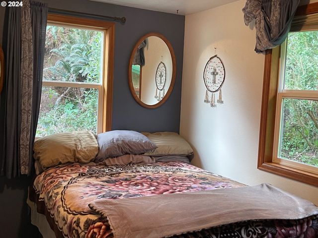 83126 SILTCOOS STATION Rd, Westlake, OR 97493