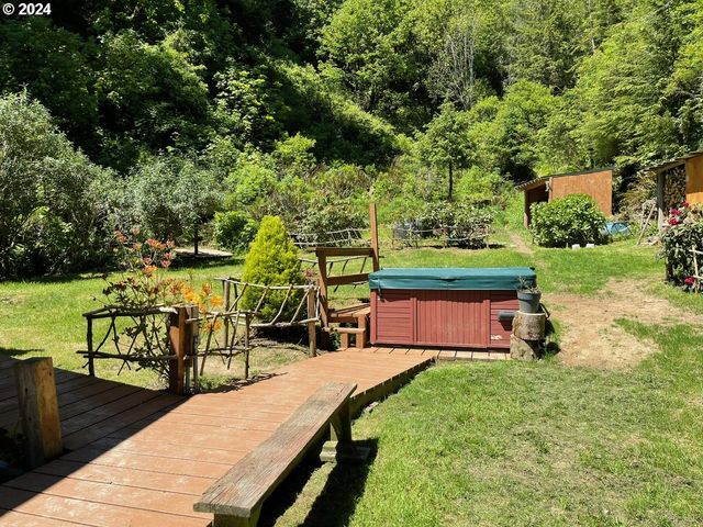 83126 SILTCOOS STATION Rd, Westlake, OR 97493