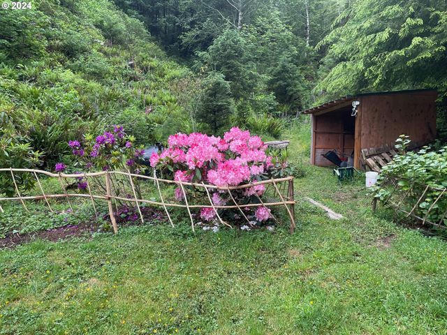 83126 SILTCOOS STATION Rd, Westlake, OR 97493