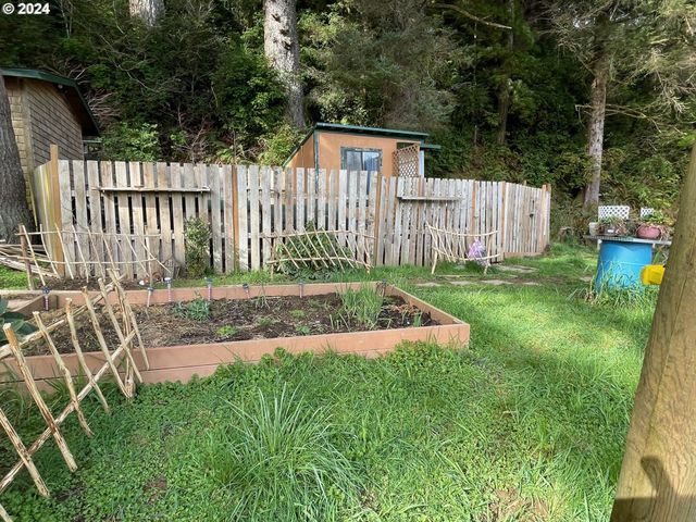 83126 SILTCOOS STATION Rd, Westlake, OR 97493