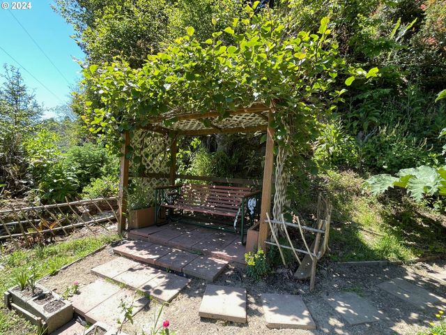 83126 SILTCOOS STATION Rd, Westlake, OR 97493