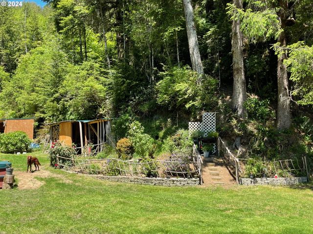 83126 SILTCOOS STATION Rd, Westlake, OR 97493