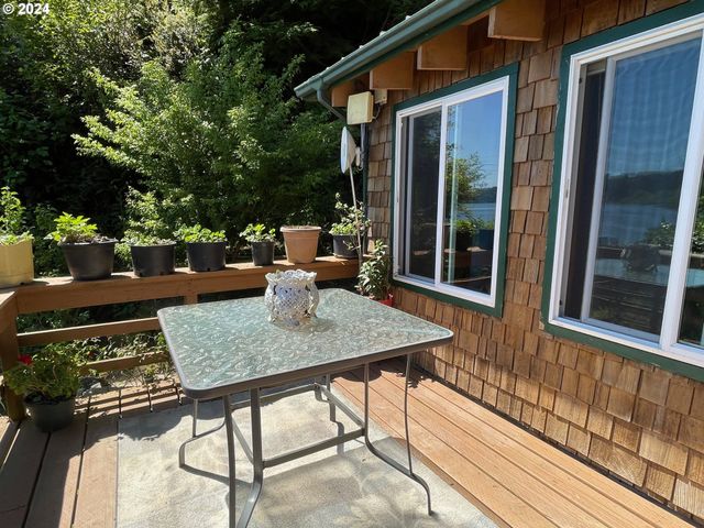 83126 SILTCOOS STATION Rd, Westlake, OR 97493