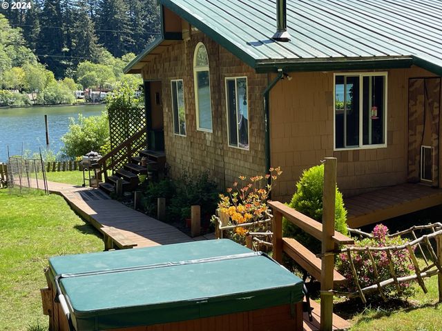 83126 SILTCOOS STATION Rd, Westlake, OR 97493