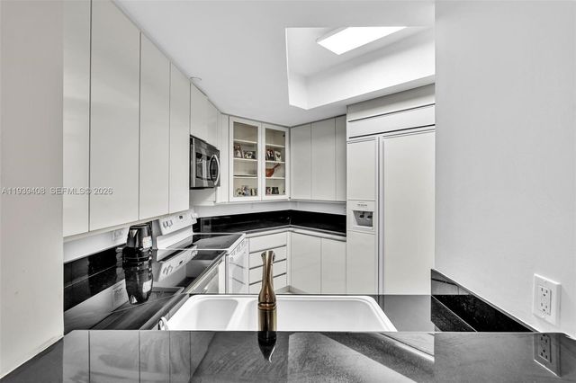 21050 Point Pl 302, Aventura, FL 33180