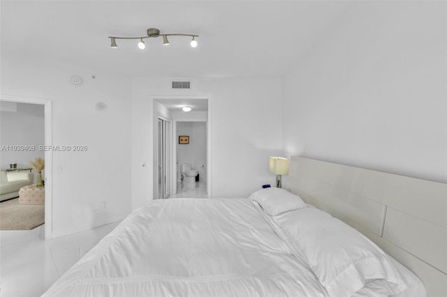 21050 Point Pl 302, Aventura, FL 33180