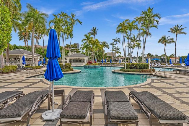 21050 Point Pl 302, Aventura, FL 33180