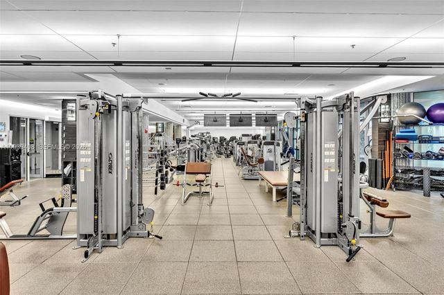 21050 Point Pl 302, Aventura, FL 33180