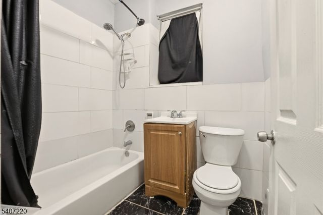 106 Wegman Pkwy, Jersey City, NJ 07305