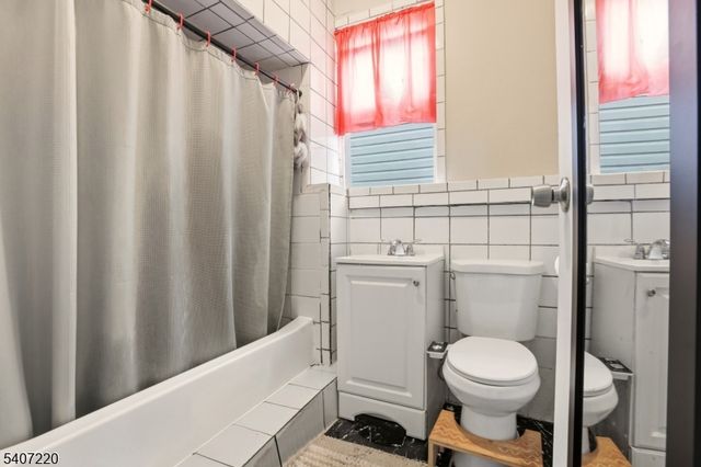 106 Wegman Pkwy, Jersey City, NJ 07305