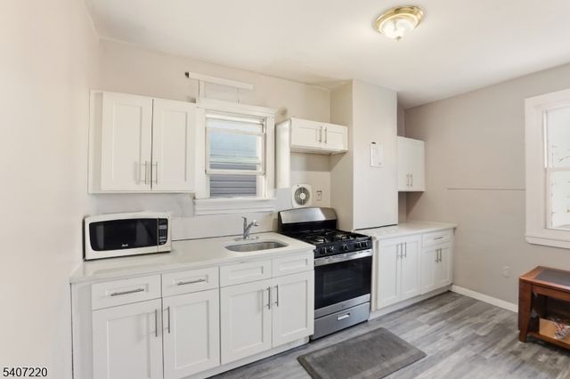 106 Wegman Pkwy, Jersey City, NJ 07305