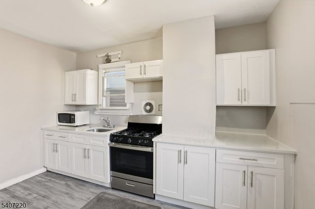 106 Wegman Pkwy, Jersey City, NJ 07305