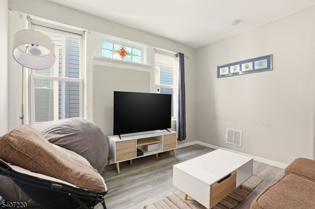 106 Wegman Pkwy, Jersey City, NJ 07305