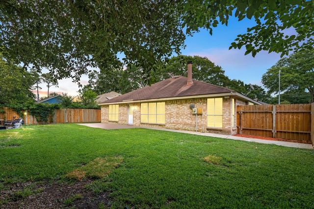 327 Brompton Court, Highlands, TX 77562