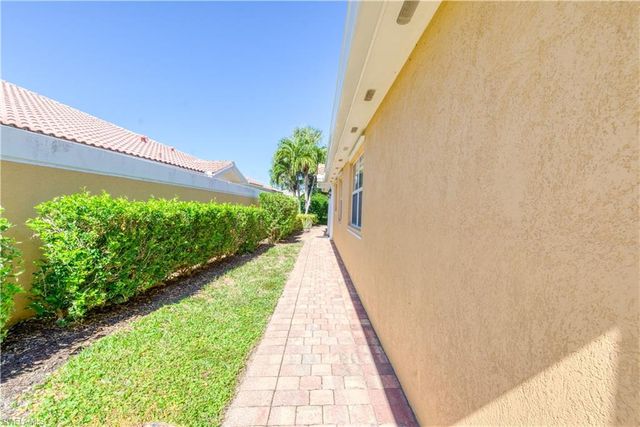 7390 Emilia LN, Naples, FL 34114