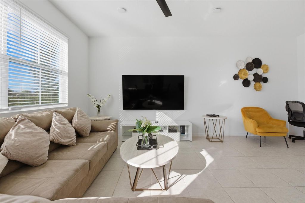 Image 16 of property listing at 710 LONGBOAT DRIVE, Davenport, FL 33896