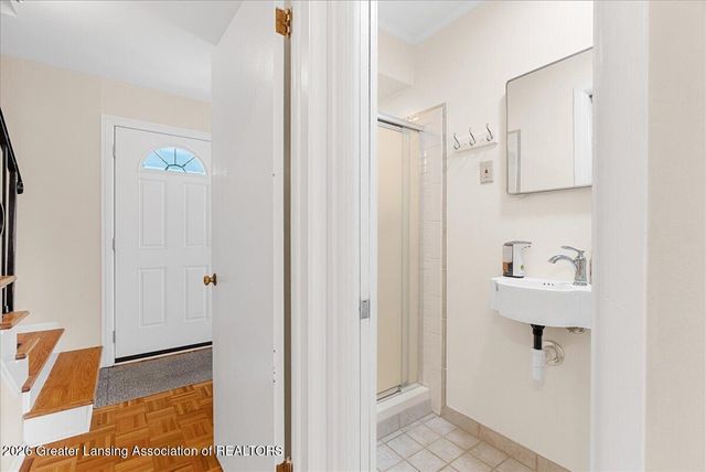 2714 Groesbeck Avenue, Lansing, MI 48912
