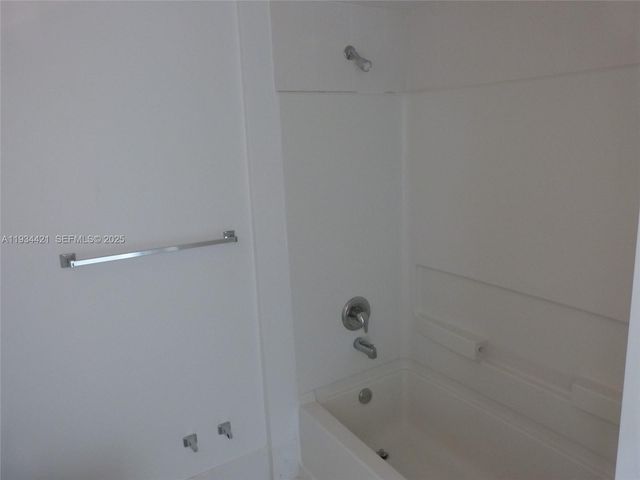 2217 NW 7th St 902, Miami, FL 33125